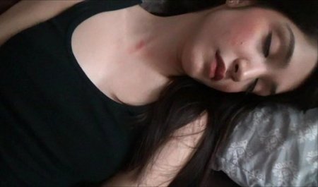 Пьяный отчим застал падчерицу за мастурбацией и устроил жаркую порку киски на диване!